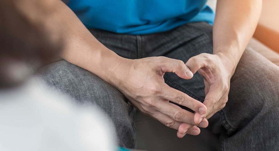 mãos de homem com câncer de próstata